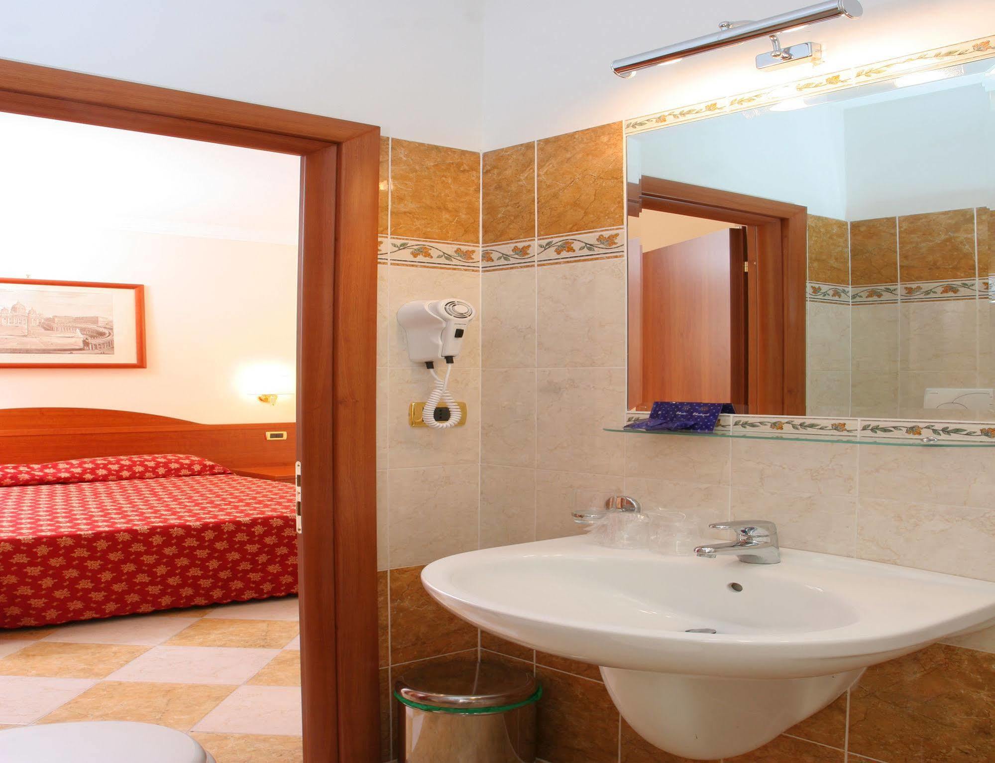 Hotel Chicago 2*